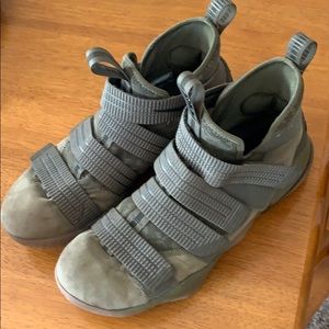 Nike LeBron Zoom Soldier XI